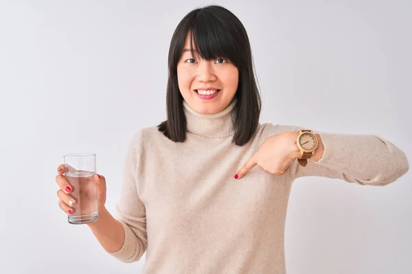Νέα Όμορφη Κινεζική Γυναίκα Κρατώντας Ένα Ποτήρι Νερό Πάνω Από — Φωτογραφία Αρχείου