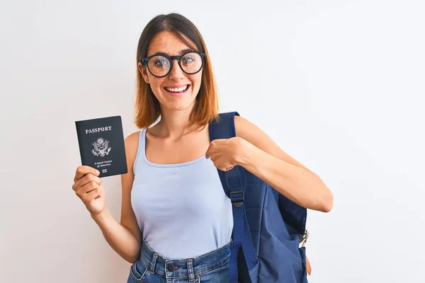 Hermosa Estudiante Pelirroja Con Mochila Pasaporte Estados Unidos Con Cara — Foto de Stock