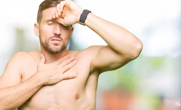 Hombre Guapo Sin Camisa Mostrando Pecho Desnudo Tocando Frente Para — Foto de Stock