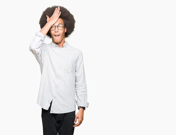 Junger Afrikanisch Amerikanischer Mann Mit Afro Haaren Der Eine Brille — Stockfoto