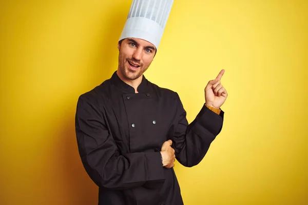 Jonge Chef Kok Uniform Hoed Geïsoleerde Gele Achtergrond Met Een — Stockfoto