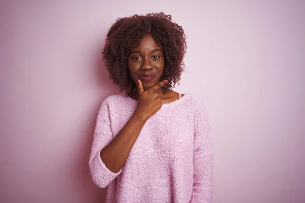 Mladá Africká Afro Žena Svetru Stojící Nad Izolovaným Růžovým Pozadím — Stock fotografie