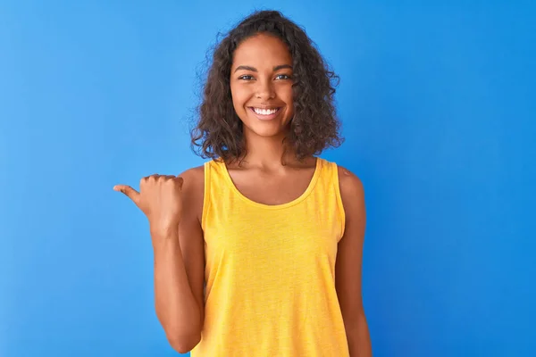 Jeune Femme Brésilienne Portant Shirt Jaune Debout Sur Fond Bleu — Photo