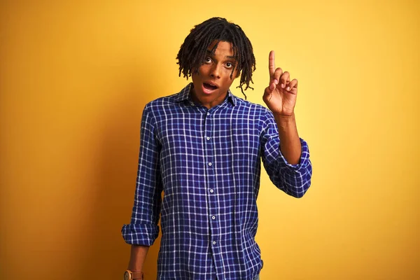 Homem Afro Com Dreadlocks Vestindo Camisa Casual Sobre Fundo Amarelo — Fotografia de Stock