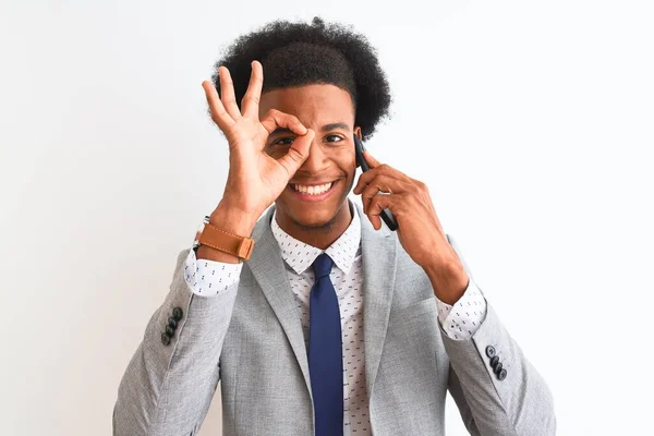 Αφροαμερικανός Επιχειρηματίας Μιλώντας Στο Smartphone Πάνω Από Απομονωμένο Λευκό Φόντο — Φωτογραφία Αρχείου