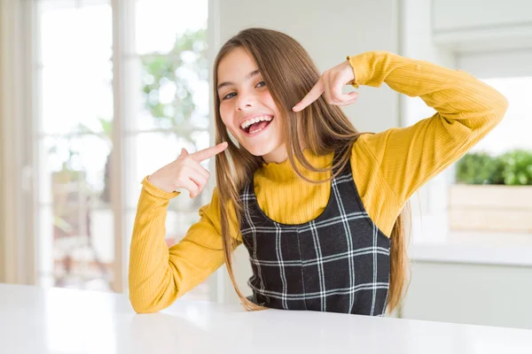 Junge Schöne Blonde Mädchen Tragen Lässig Gelben Pullover Hause Lächelnd — Stockfoto