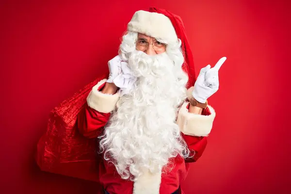 Hombre Mediana Edad Con Traje Santa Sosteniendo Saco Con Regalos —  Fotos de Stock