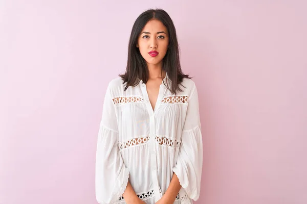 Mujer Joven China Con Camisa Verano Pie Sobre Fondo Rosa —  Fotos de Stock