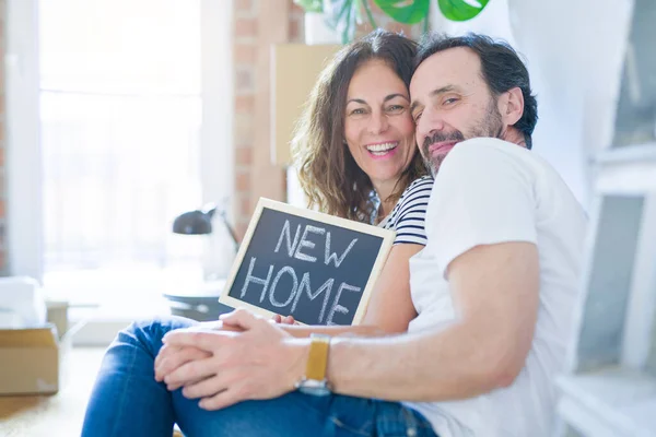 Casal Romântico Sênior Meia Idade Apaixonado Sentado Chão Apartamento Com — Fotografia de Stock