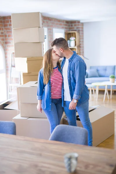 Jong mooi paar in liefde verhuizen naar nieuw huis, erg blij een — Stockfoto