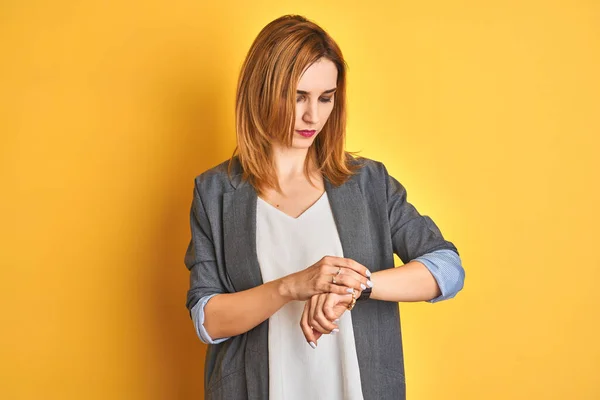 Rousse Caucasien Entreprise Femme Sur Fond Jaune Isolé Pressé Pointant — Photo