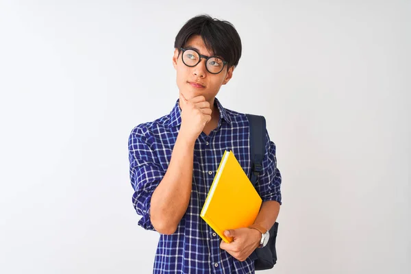 Estudiante Chino Con Mochila Sosteniendo Cuaderno Sobre Fondo Blanco Aislado — Foto de Stock