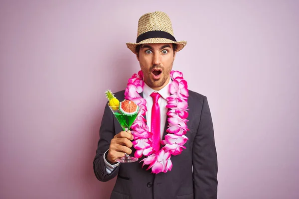 Επιχειρηματίας Φορώντας Κοστούμι Καπέλο Hawaiian Lei Πίνοντας Κοκτέιλ Πάνω Από — Φωτογραφία Αρχείου