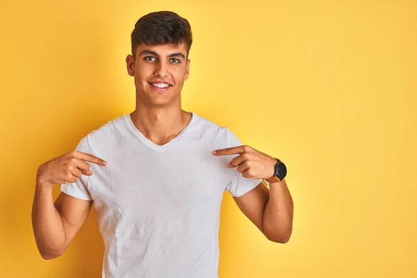 Νεαρός Ινδός Άντρας Λευκό Μπλουζάκι Στέκεται Πάνω Από Απομονωμένο Κίτρινο — Φωτογραφία Αρχείου