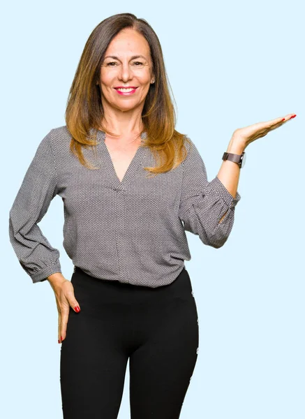 Hermosa Mujer Negocios Mediana Edad Sonriendo Alegre Presentando Señalando Con —  Fotos de Stock