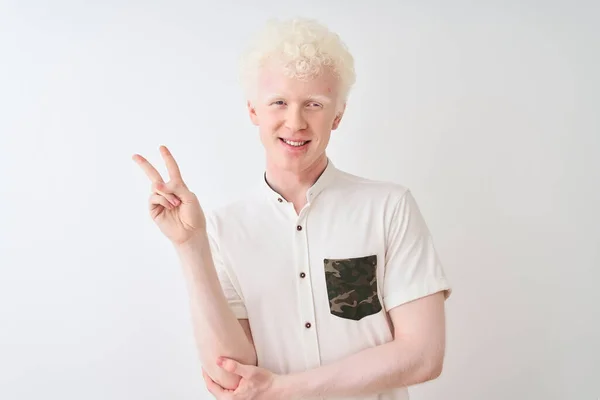 Ung Albino Blond Man Bär Casual Skjorta Står Över Isolerade — Stockfoto