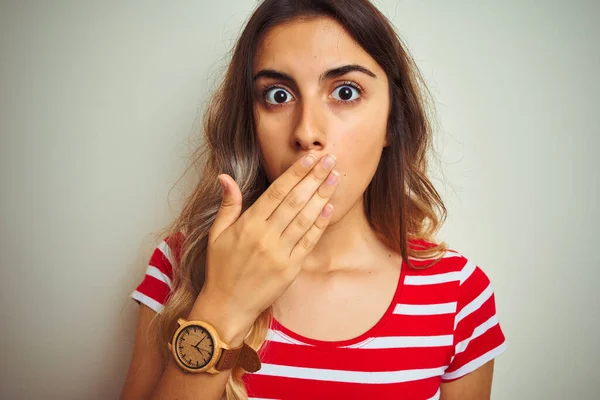 Junge Schöne Frau Trägt Shirt Mit Roten Streifen Über Weißem — Stockfoto