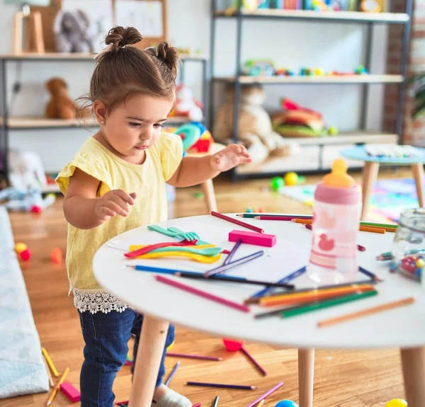 Prachtige Peuter Staan Spelen Met Speelgoed Tafel Kleuterschool — Stockfoto