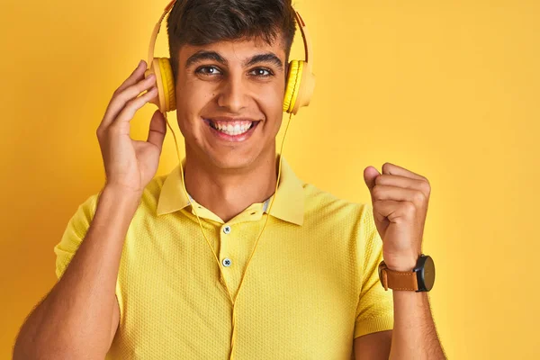 Giovane Uomo Indiano Che Ascolta Musica Utilizzando Cuffie Sfondo Giallo — Foto Stock