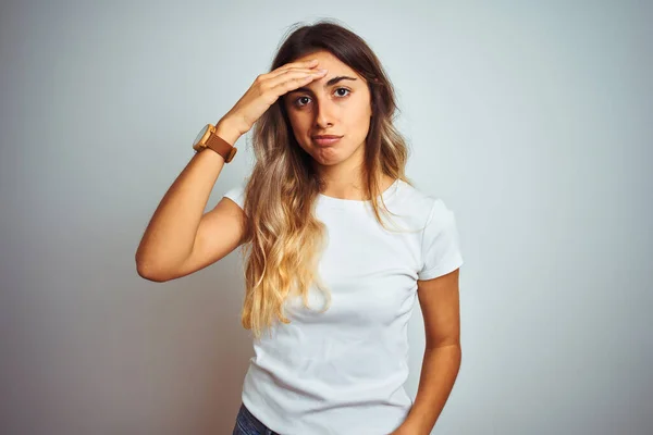 Ung Vacker Kvinna Bär Casual Vit Shirt Över Isolerad Bakgrund — Stockfoto