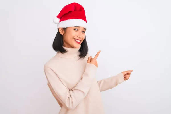 Junge Schöne Chinesin Trägt Weihnachtsmütze Über Isoliertem Weißem Hintergrund Lächelt — Stockfoto