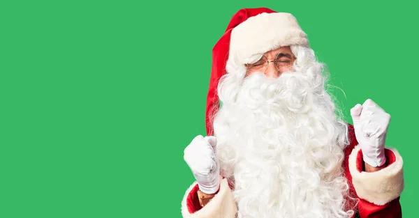 Orta Yaşlı Yakışıklı Adam Noel Baba Kostümü Sakal Takmış Mutlu — Stok fotoğraf