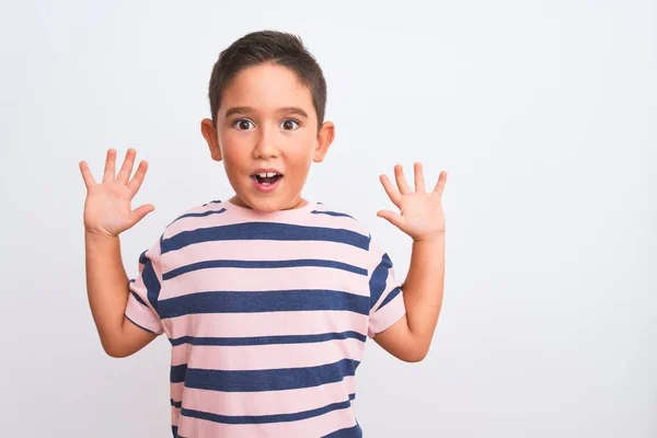 Hermoso Niño Con Camiseta Rayas Casuales Pie Sobre Fondo Blanco — Foto de Stock