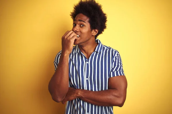 Amerikanischer Mann Mit Afro Haaren Und Gestreiftem Hemd Der Vor — Stockfoto