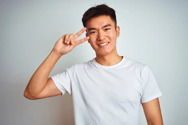 Mladý Asijský Číňan Nosí Tričko Stojící Nad Izolovaným Bílým Pozadím — Stock fotografie