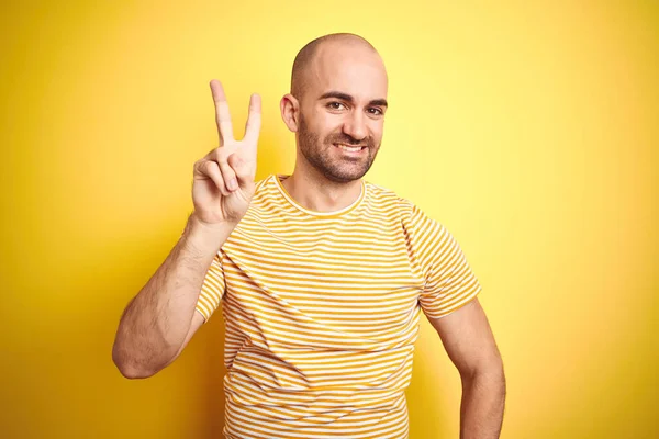 Joven Calvo Con Barba Llevando Una Camiseta Casual Rayas Sobre — Foto de Stock