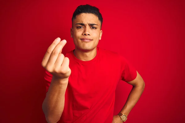 Νεαρός Βραζιλιάνος Που Φοράει Shirt Πάνω Από Απομονωμένο Κόκκινο Φόντο — Φωτογραφία Αρχείου