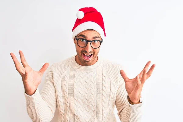 Joven Hombre Guapo Con Sombrero Navidad Gafas Sobre Fondo Aislado — Foto de Stock