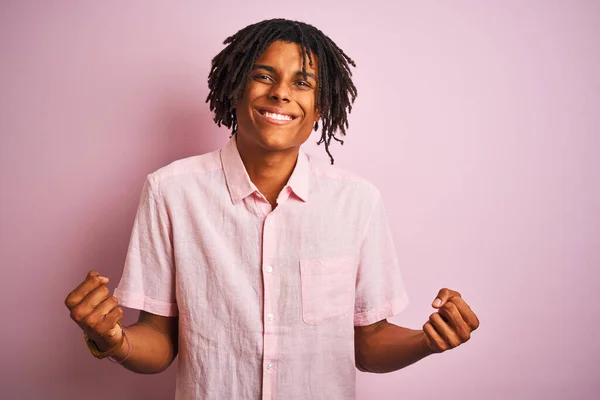 Homem Afro Americano Com Dreadlocks Vestindo Camisa Elegante Sobre Fundo — Fotografia de Stock