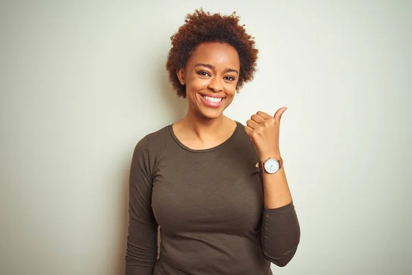 Молодая Красивая Африканская Американка Афроволосами Изолированном Фоне Улыбается Счастливым Лицом — стоковое фото