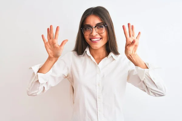 Ung Vacker Affärskvinna Bär Glasögon Stående Över Isolerad Vit Bakgrund — Stockfoto