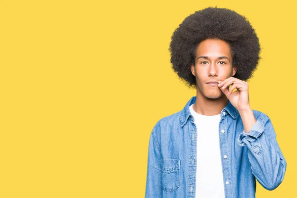 Jovem Afro Americano Com Boca Cabelo Afro Lábios Fechados Como — Fotografia de Stock