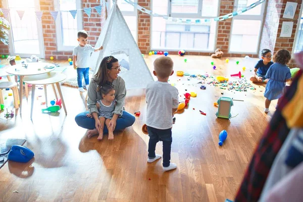 Schöne Lehrerin Und Kleinkindgruppe Spielen Kindergarten Viel Spielzeug — Stockfoto