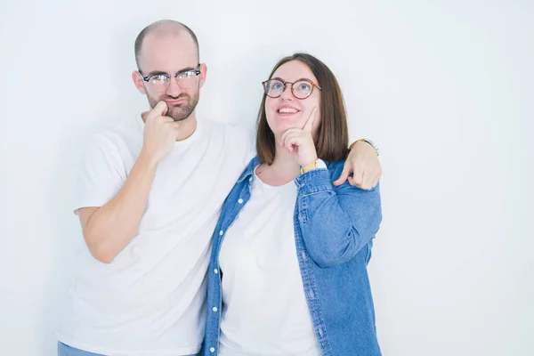 Casal Jovem Juntos Usando Óculos Sobre Fundo Isolado Branco Rosto — Fotografia de Stock
