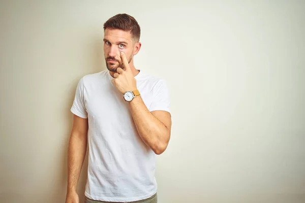 Joven Hombre Guapo Vistiendo Camiseta Blanca Casual Sobre Fondo Aislado —  Fotos de Stock