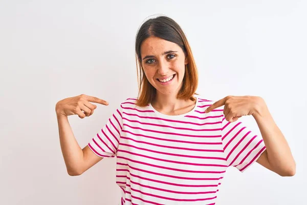 Vacker Rödhårig Kvinna Bär Casual Randig Rosa Shirt Över Isolerad — Stockfoto
