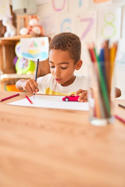 Bella Afro Americana Bambino Seduto Disegno Utilizzando Carta Matite Sulla — Foto Stock