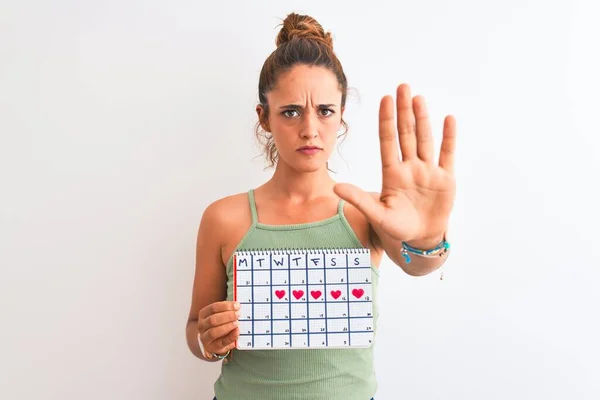 Jonge Roodharige Vrouw Met Menstruatie Kalender Geïsoleerde Achtergrond Met Open — Stockfoto