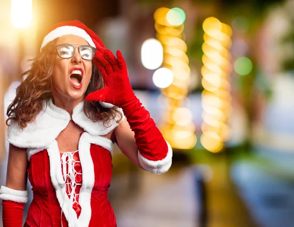 中年妇女身穿圣诞老人服装 大喊大叫 两手空空地喊着 传播概念 — 图库照片