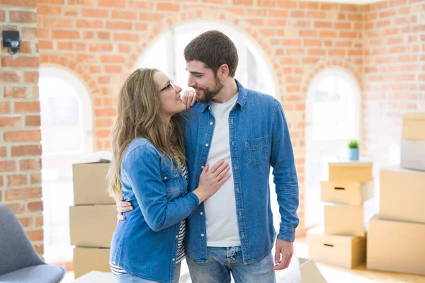 Casal Jovem Torno Caixas Papelão Muito Feliz Mudar Para Uma — Fotografia de Stock