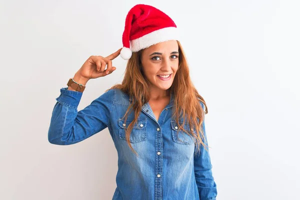 Молодая Красивая Рыжая Женщина Рождественской Шляпе Изолированном Фоне Улыбаясь Указывая — стоковое фото