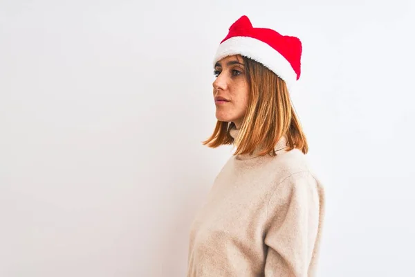 Mulher Ruiva Bonita Usando Chapéu Natal Sobre Fundo Isolado Olhando — Fotografia de Stock