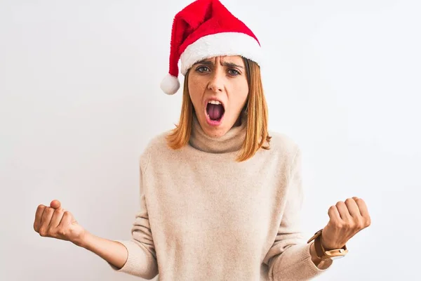 Mujer Pelirroja Hermosa Con Sombrero Navidad Sobre Fondo Aislado Enojado —  Fotos de Stock