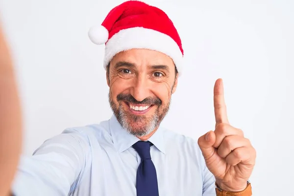 Biznesmen Średnim Wieku Noszący Świąteczny Kapelusz Robi Selfie Białym Tle — Zdjęcie stockowe
