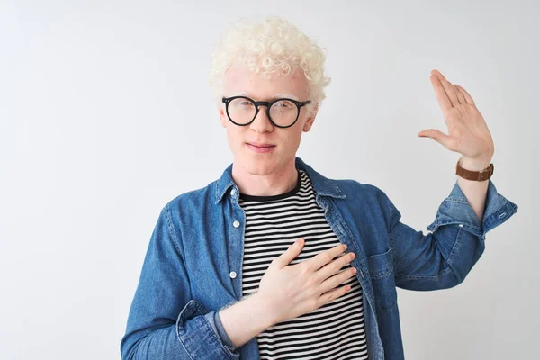 Jonge Albino Blonde Man Draagt Denim Shirt Bril Geïsoleerde Witte — Stockfoto