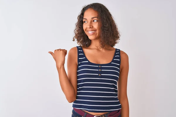 Mujer Brasileña Joven Con Camiseta Rayas Pie Sobre Fondo Blanco — Foto de Stock